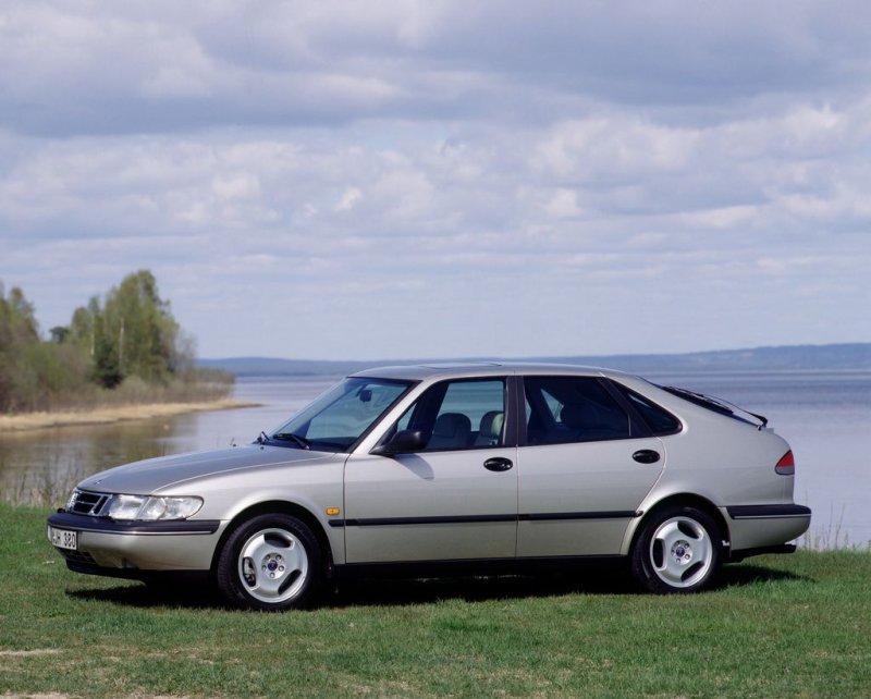 Zdjęcia auta Saab 900 2.3 i